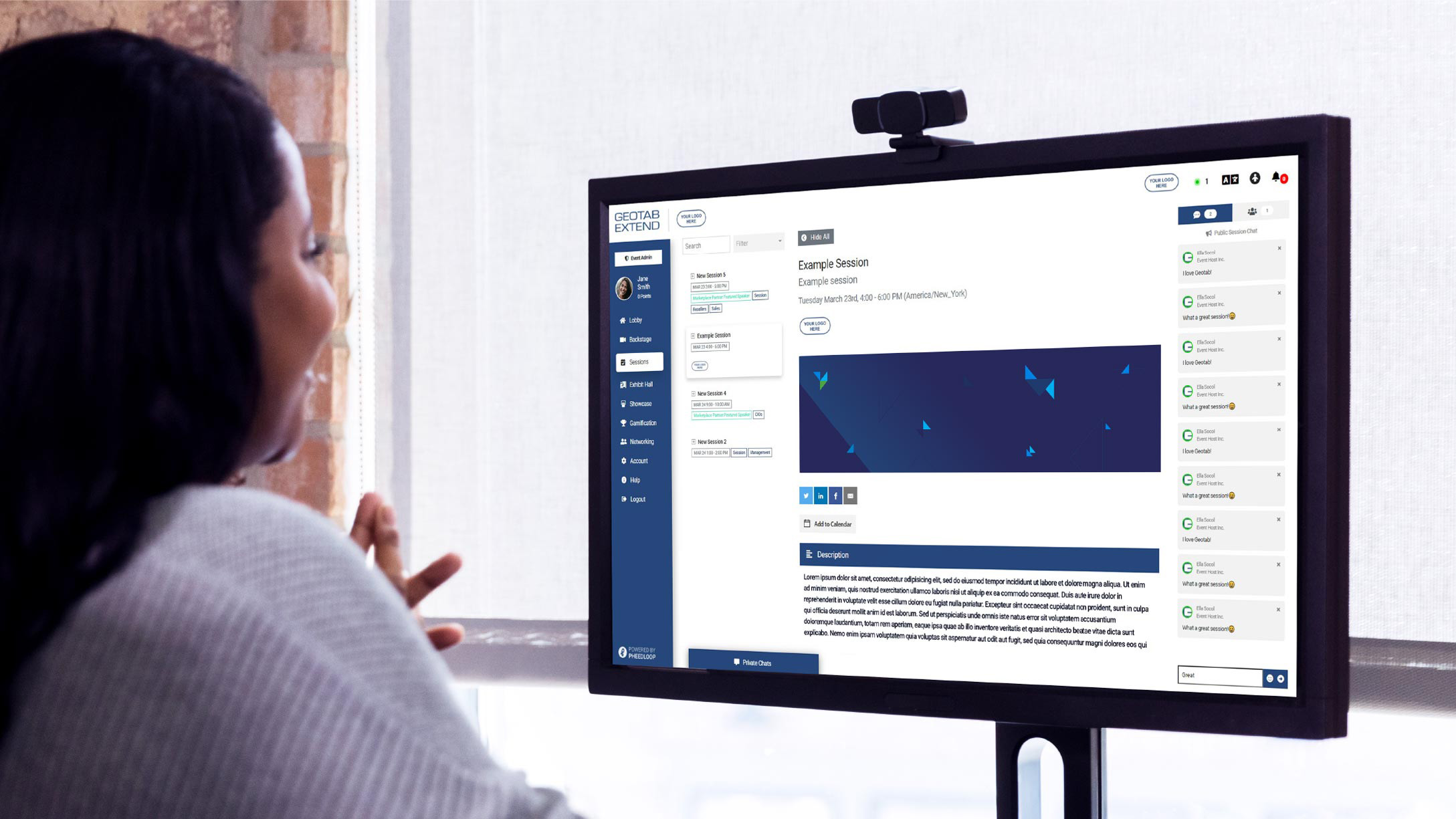 Frau vor einem Computer Bildschirm mit Geotab Extend Event.