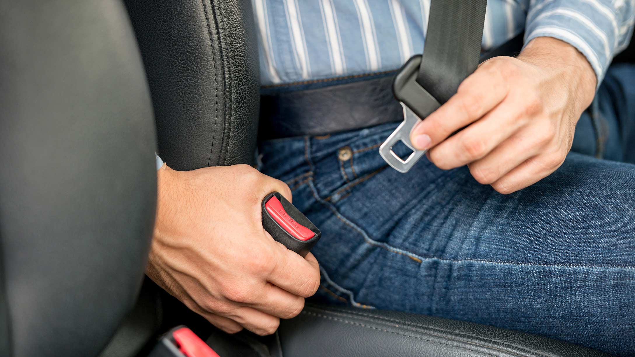 Image de quelqu'un qui attache sa ceinture de sécurité