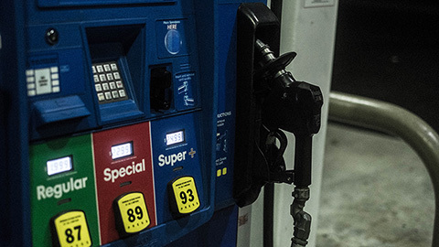 Dispensador de gasolina con diferentes tipos de combustible, resaltando la importancia de la eficiencia en el consumo para la gestión de flotas.