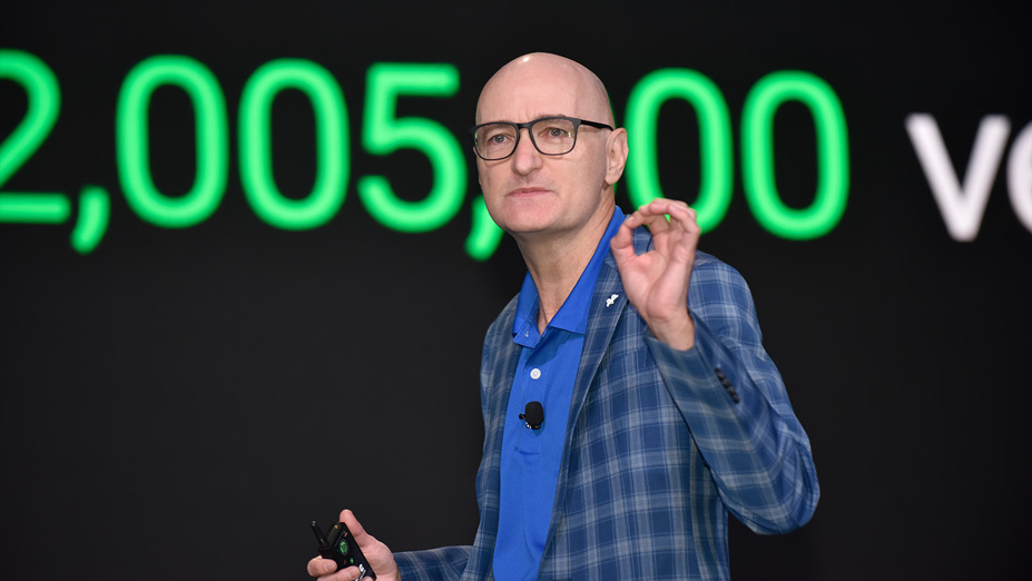 Foto de Neil Cawse durante su presentación en Connect 2023