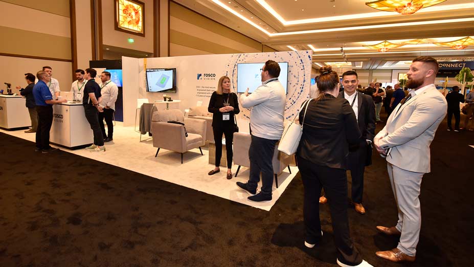 Piso de exhibición y escenario lateral del mercado