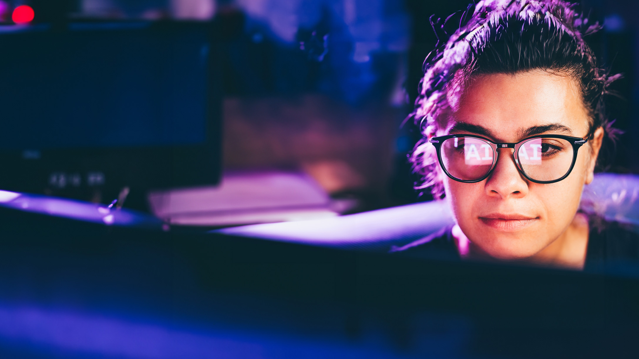 mujer mirando pantalla