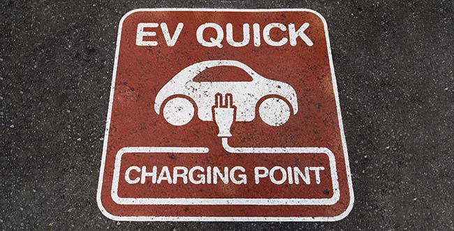 símbolo de coche recargando