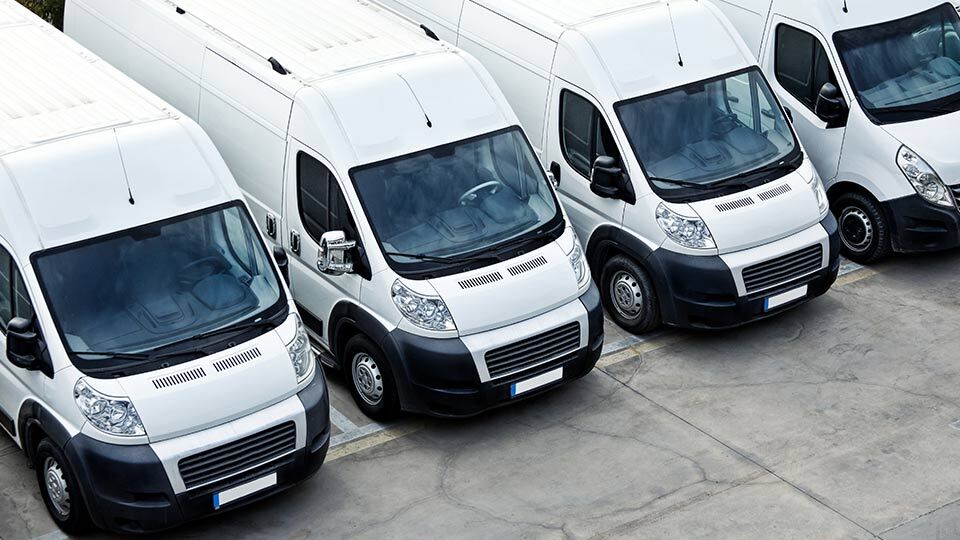 Furgonetas aparcadas en batería