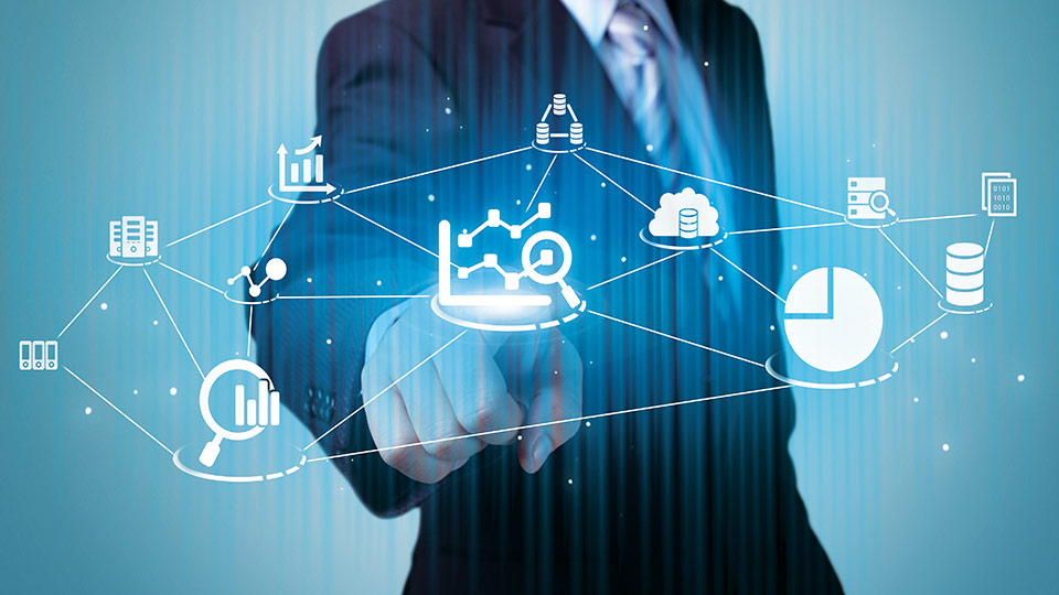 Imagem de um homem apontando para um painel virtual com gráficos, ícones e dados interconectados, representando análise de dados e tecnologia avançada de gestão de frotas.