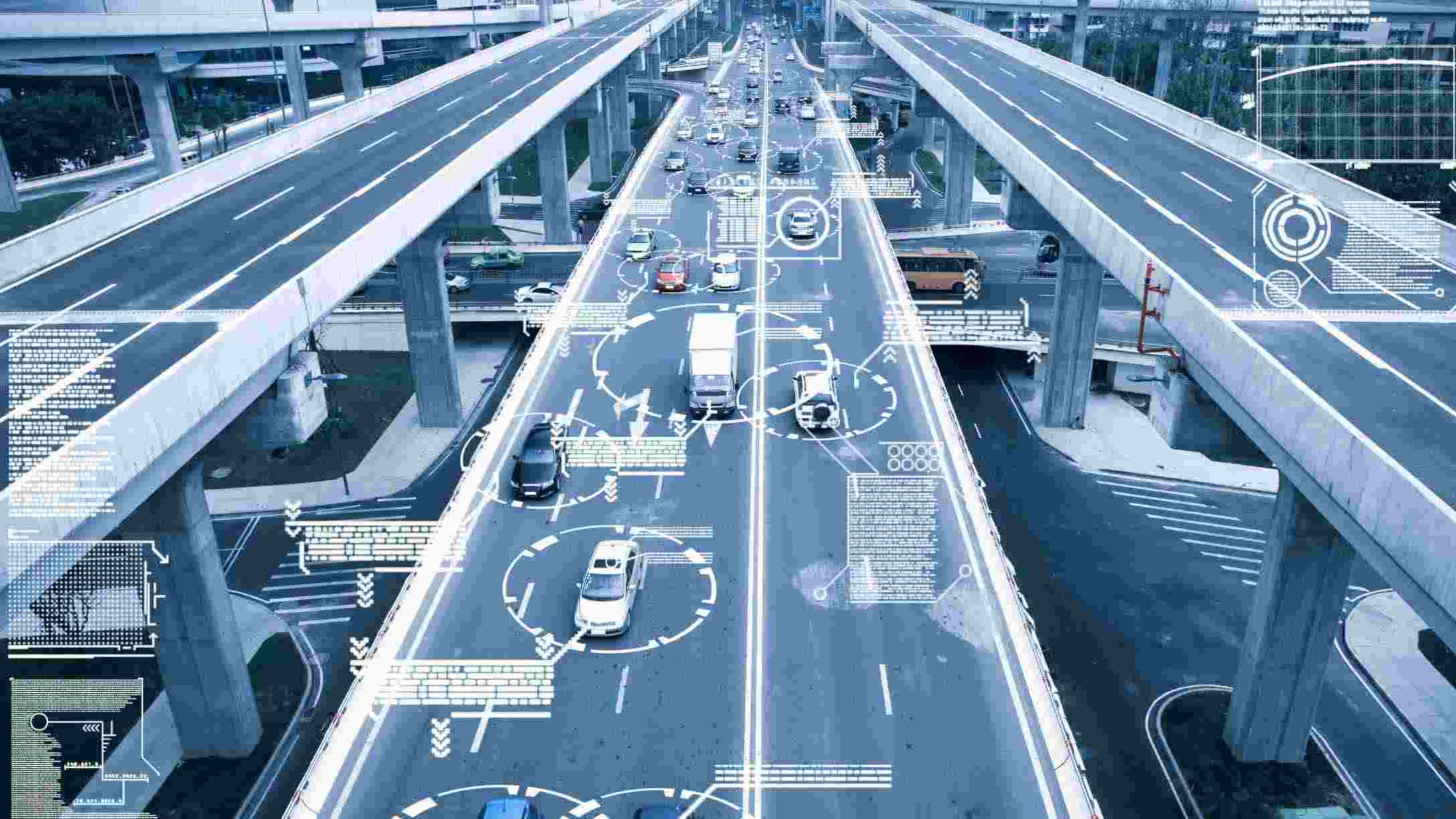 Autopista con vehículos conectados y gráficos digitales representando telemática, monitoreo en tiempo real y seguridad vial para flotas. Autopista con vehículos conectados y gráficos digitales representando telemática, monitoreo en tiempo real y seguridad vial para flotas. 