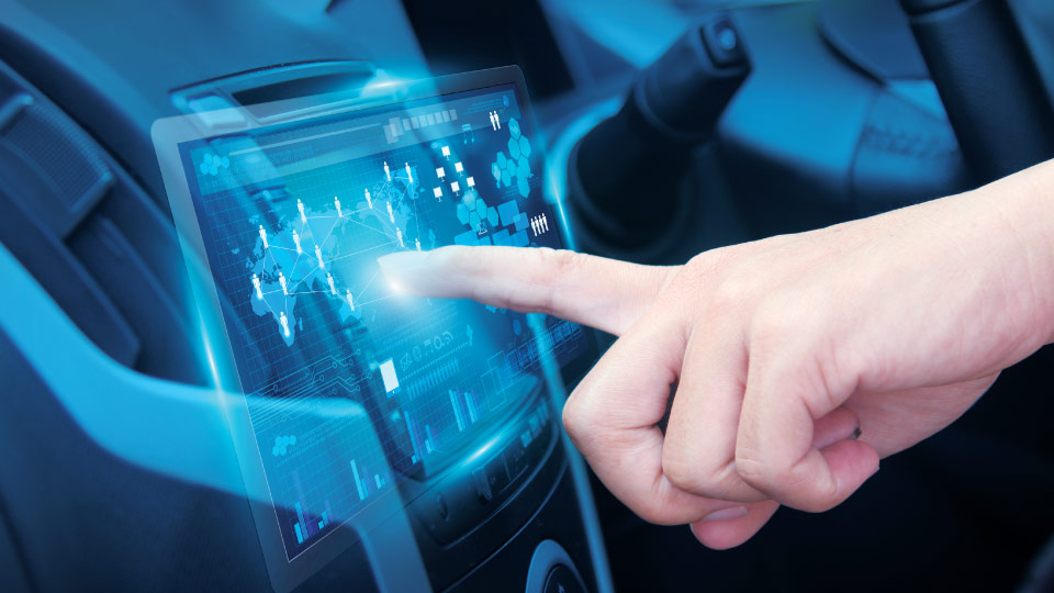 Conductor interactuando con una pantalla digital en el vehÃculo, representando el uso de dashcams para flotas y monitoreo en tiempo real en México.