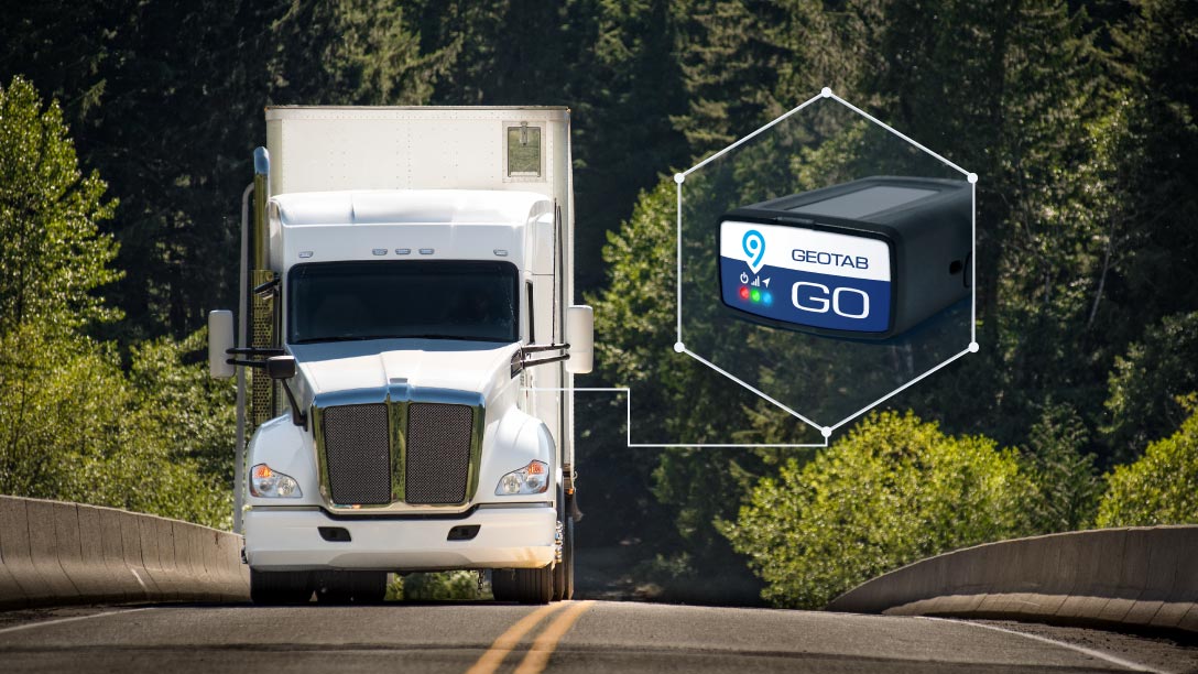 Camión equipado con el dispositivo telemático GO9 de Geotab, optimizando el monitoreo y la eficiencia de flotas en carretera.