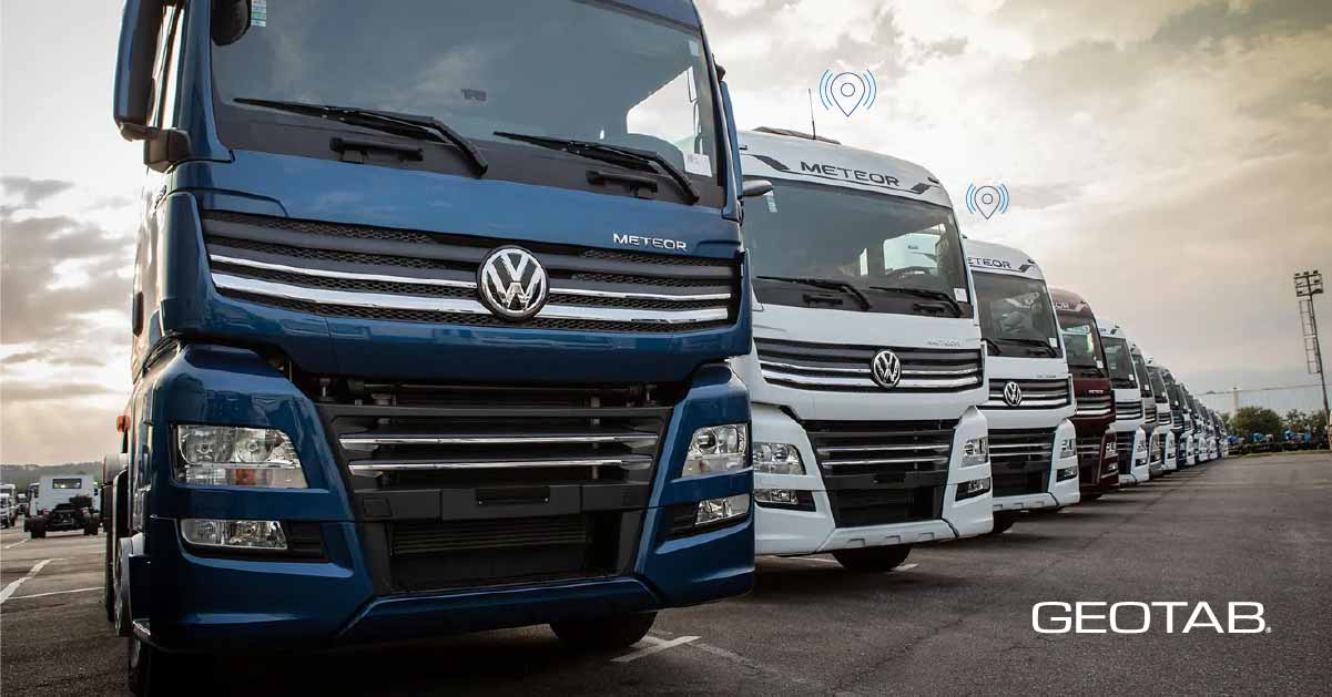 Camiones conectados estacionados en fila, representando el uso de tecnología de rastreo para optimizar la logística y seguridad en flotas.