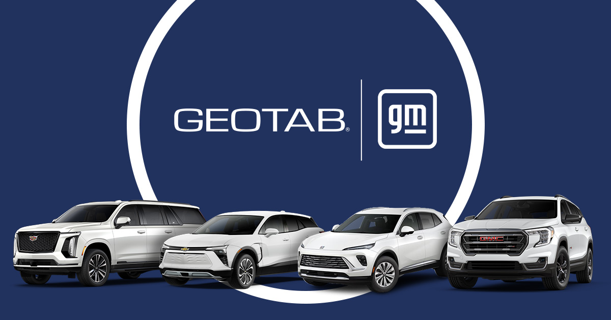 Logotipos de Geotab y GM junto a cuatro vehículos blancos de General Motors sobre un fondo azul.