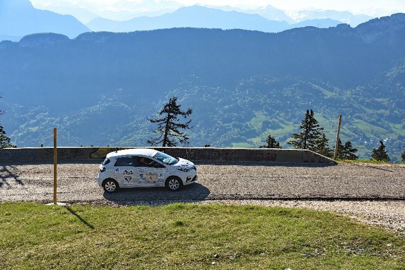 Une image contenant herbe, montagne, extérieur, cielDescription générée automatiquement