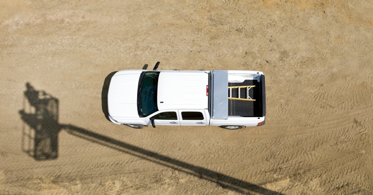 Pick-up sur un chantier, idéal pour le transport d’outils et de matériaux.