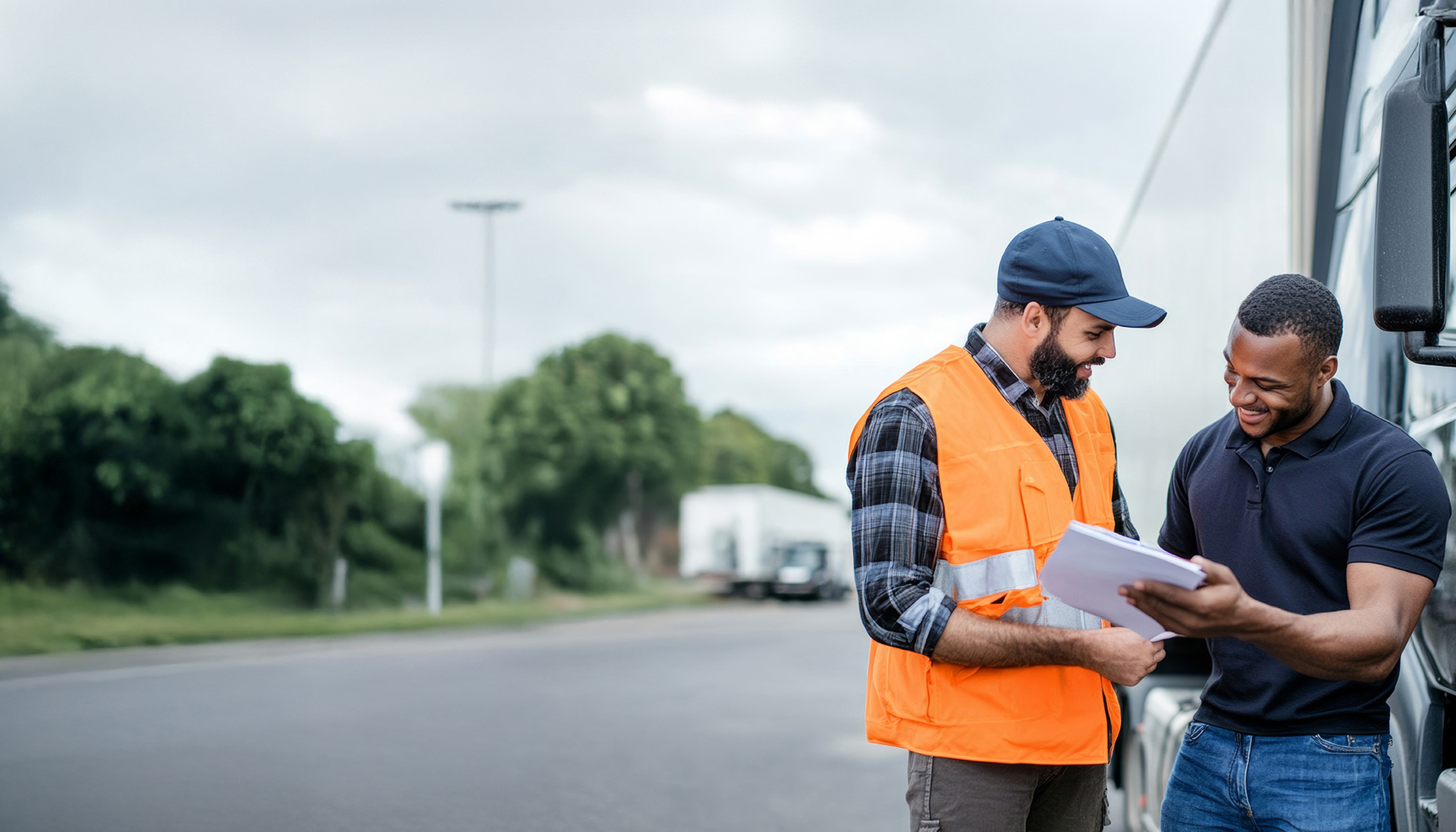 deux hommes parlent devant un camion