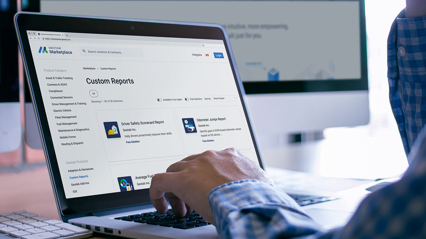 Persona buscando una solución en marketplace.geotab.com