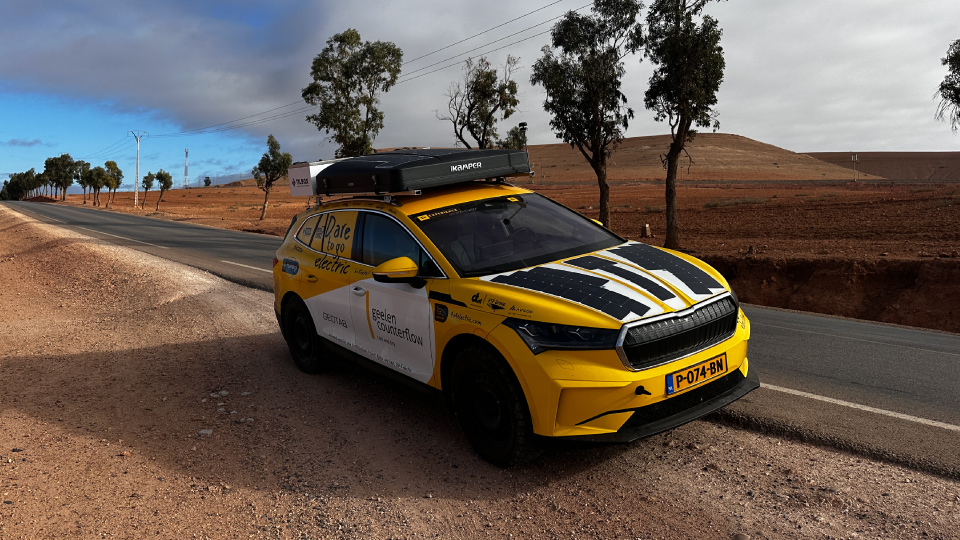 Auto elettrica Å KODA del progetto 4x4 ferma in ricarica con pannelli solari stesi