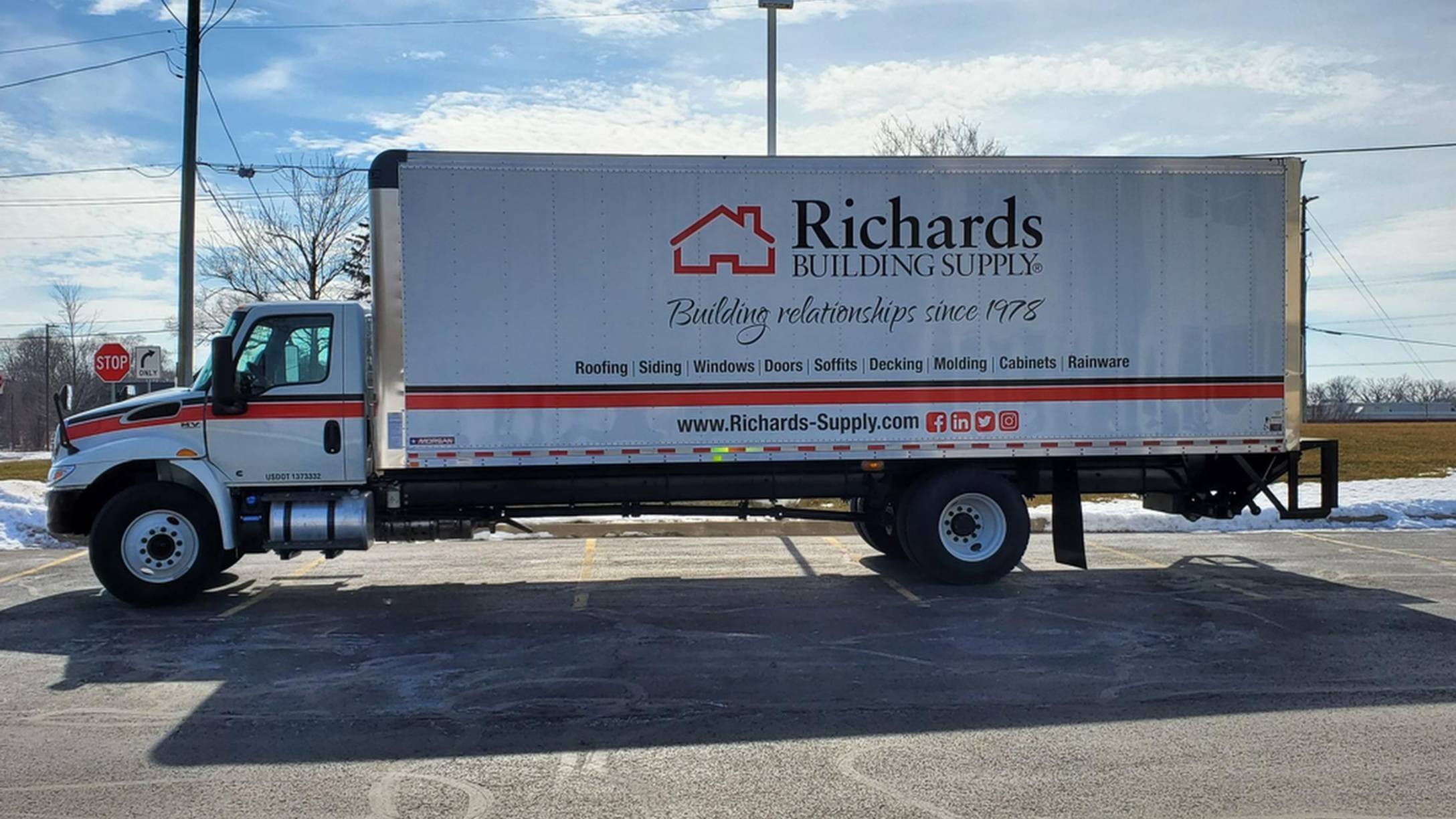 vista laterale del furgone bianco di Richards Buildings con logo aziendale