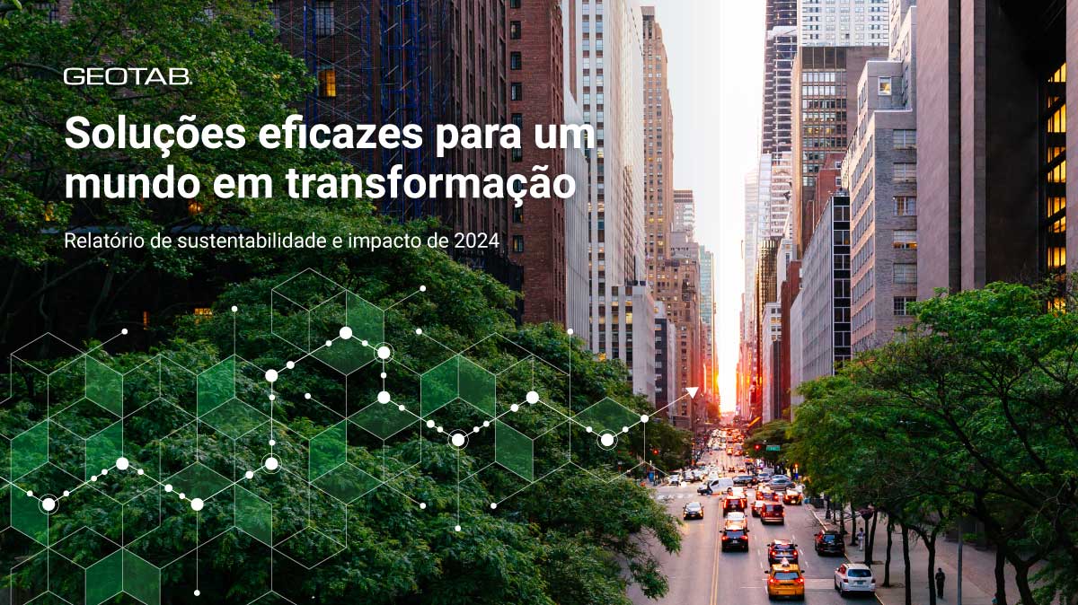 Uma avenida arborizada cercada por prédios altos em uma área urbana, com o texto "Soluções eficazes para um mundo em transformação" e "Relatório de sustentabilidade e impacto de 2024"
