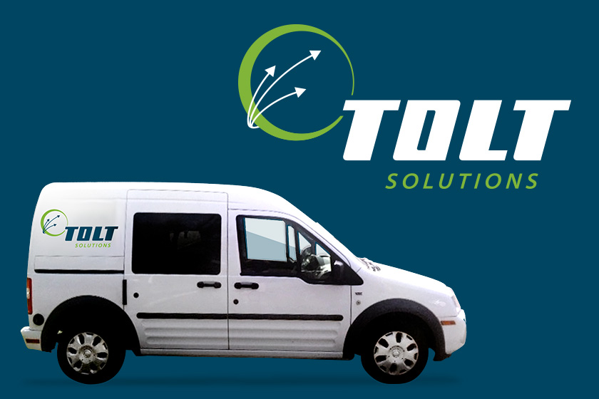 Van branca estacionada, representando o uso de gestão de frotas e telemática para frotas, tecnologias que ajudaram a reduzir significativamente acidentes e aumentar a segurança. Em um fundo verde com a logo da TOLT