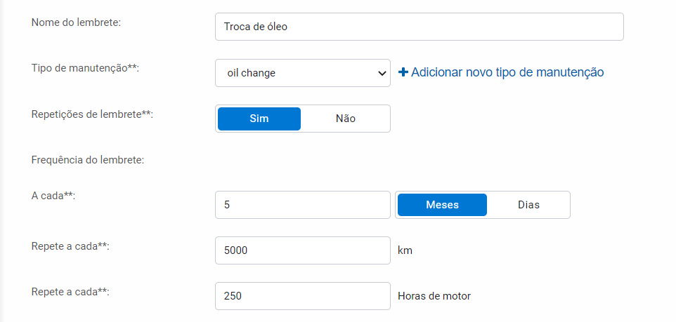 Captura de tela de um sistema de gerenciamento de manutenção de veículos configurando um lembrete para troca de óleo. O formulário exibe campos preenchidos, incluindo o nome do lembrete ("Troca de óleo"), tipo de manutenção ("oil change"), e opções para frequência do lembrete a cada 5 meses, 5000 km ou 250 horas de motor. Há também botões para adicionar novos tipos de manutenção e definir repetições do lembrete.