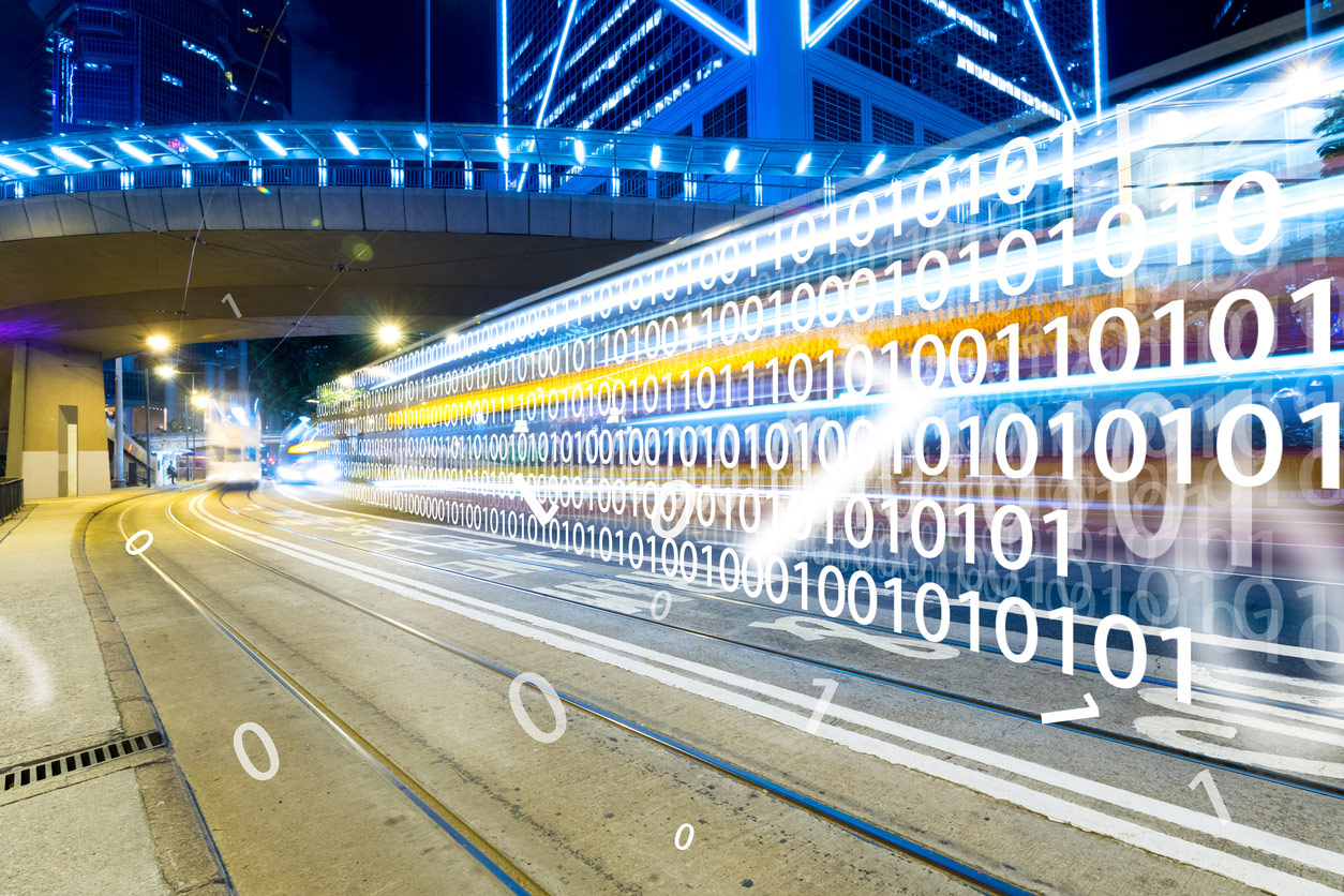 Representação visual de tecnologia e telemetria em uma cidade moderna, com linhas de dados binários (zeros e uns) sobrepostos a trilhos e luzes em movimento, simbolizando conectividade, velocidade e inovação digital no transporte.