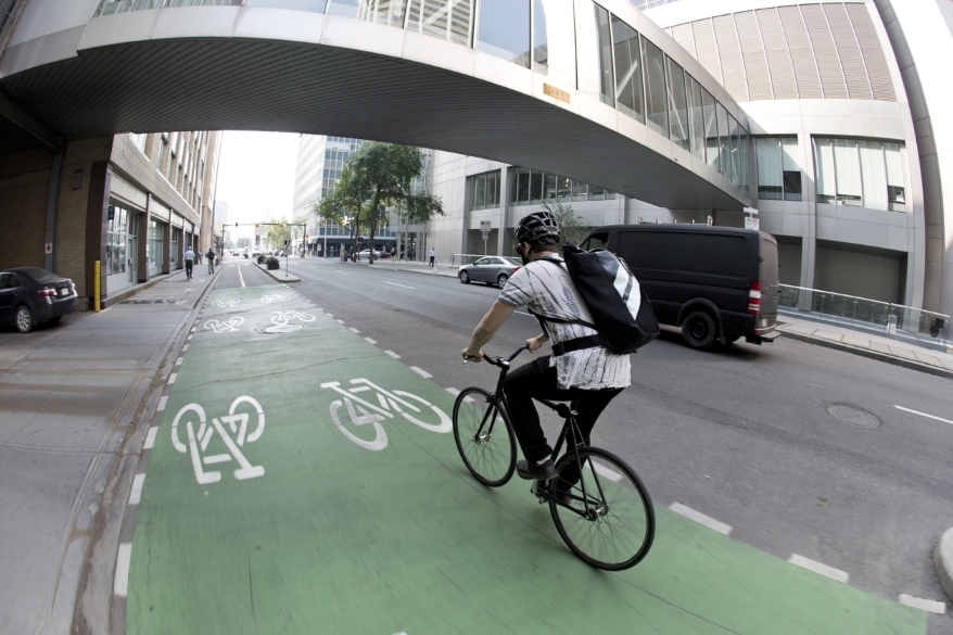 Ciclista pedalando na ciclovia.