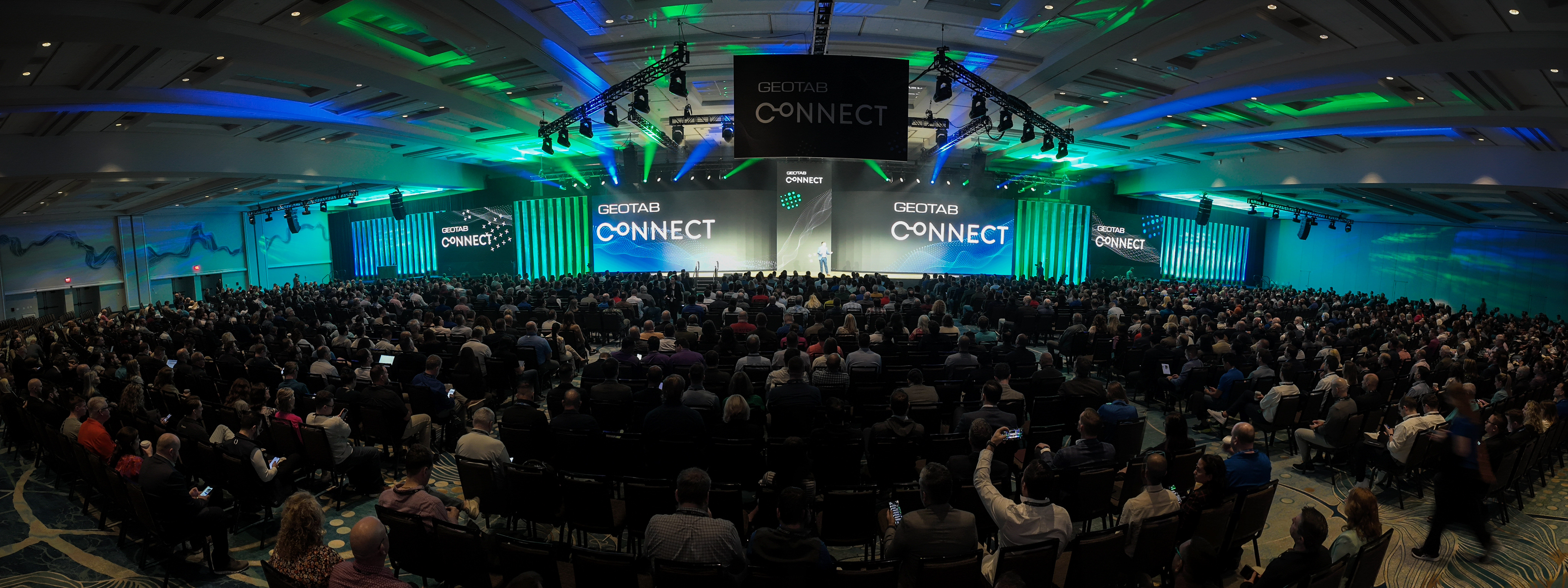 imagem do palco do connect 2025 que trouxe inovações que estão transformando o transporte conectado, ajudando empresas a reduzir custos, aumentar a segurança e avançar na eletrificação das frotas