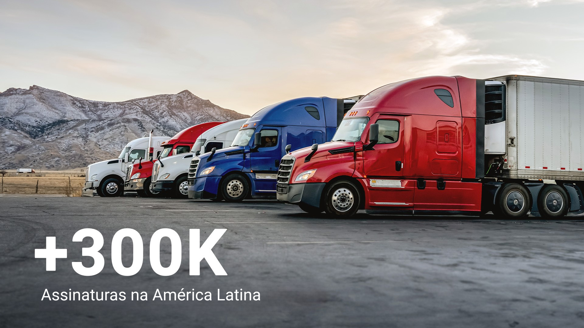 caminhoes estacionado e enfase que a Geotab atinge 300 mil assinaturas e lidera gestão de frotas na América Latina 