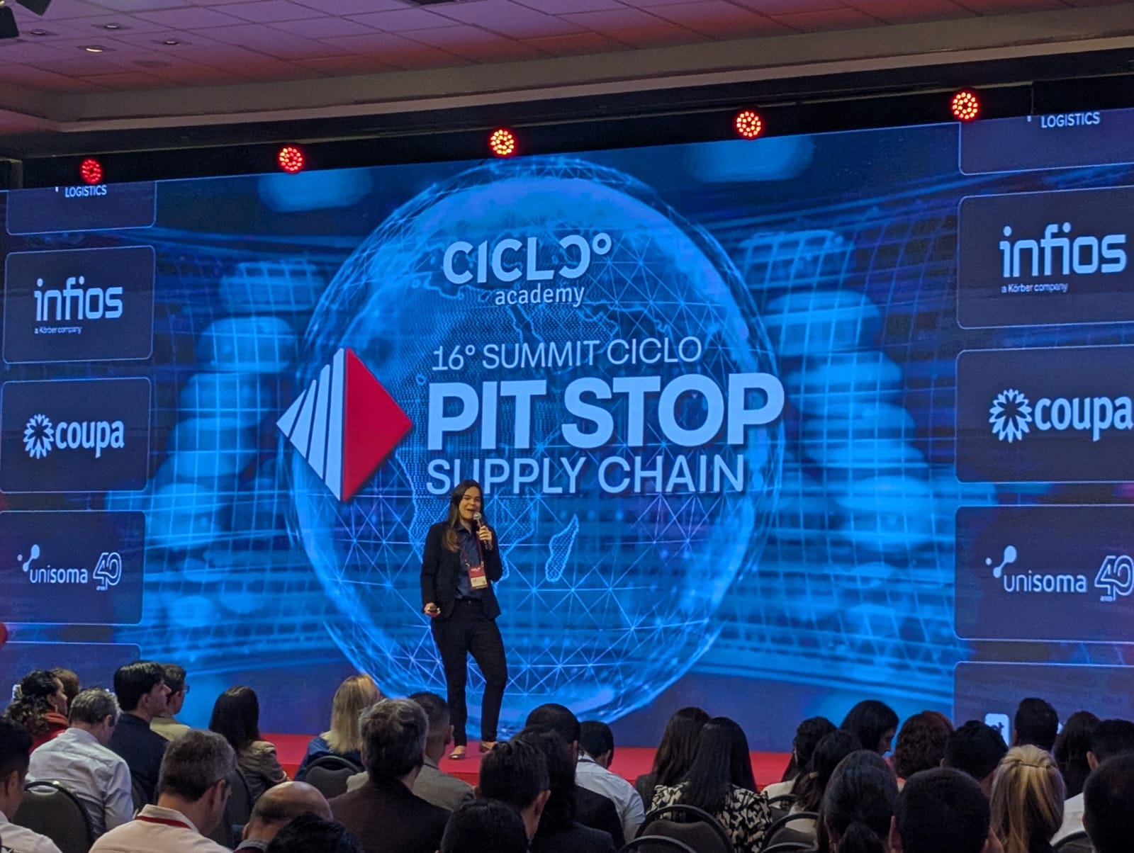 Melissa Nunes, Senior Marketing Manager Regional Brasil da Geotab, durante sua apresentação no palco do 16º Pit Stop Supply Chain, evento promovido pela Ciclo Academy. Na ocasião, ela compartilhou insights sobre as soluções da Geotab para gestão de frotas e inovação no setor logístico.