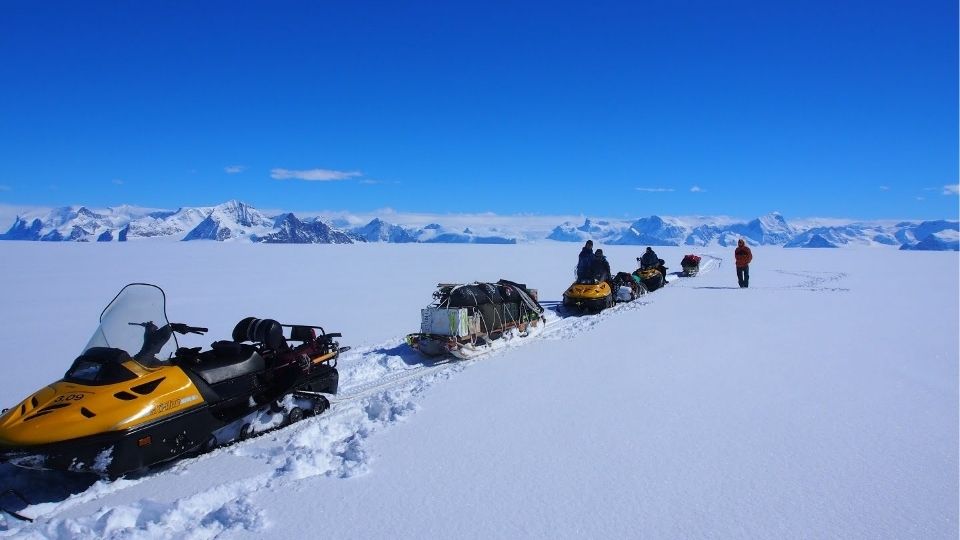 BAS scientists on traverse